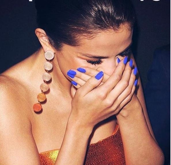 Selena Gomez, smalto blu non casuale: "Ecco perché lo mette"
