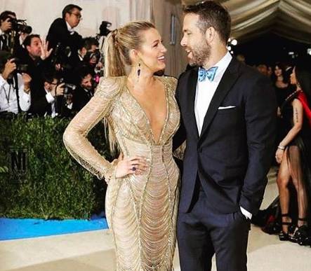 Blake Lively come una Dea: coda di pavone? Lei può! FOTO