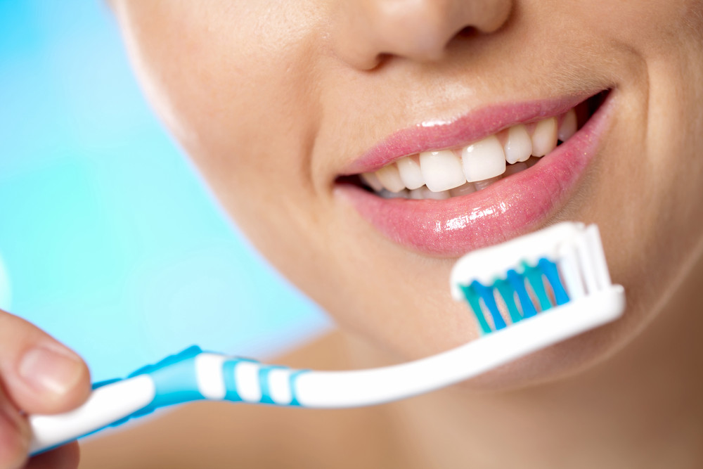 Come si devono lavare i denti? Sembra una domanda dalla risposta ovvia, ma non sempre ci si occupa della propria igiene orale nel modo migliore.