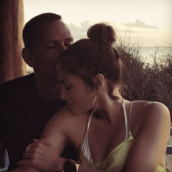 Jennifer Lopez e Alex Rodriguez teneri sui social FOTO...al bacio