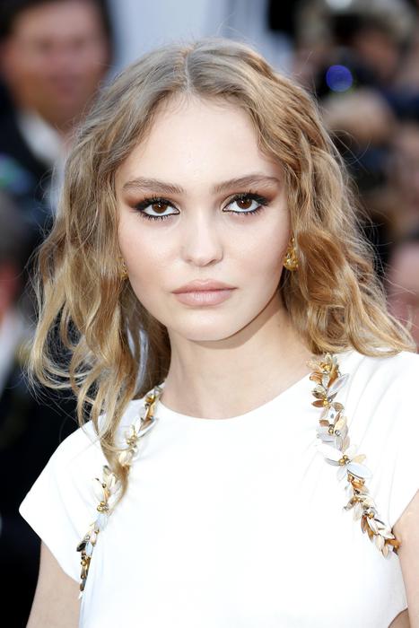 Lily Rose Depp è diventata maggiorenne: 18 anni...col cappello!