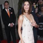Selena Gomez, abito lungo bianco al Met Gala: chi è lo stilista