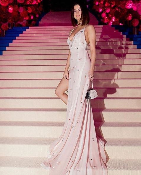 Selena Gomez, abito lungo bianco al Met Gala: chi è lo stilista