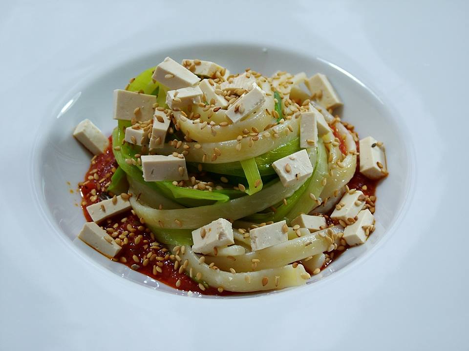 Tagliatelle di Gragnano con Porri, Tofu e Sesamo su Crema di Pomodoro