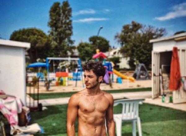 Gianluca Ginoble (Il Volo) addominali scolpiti in spiaggia FOTO