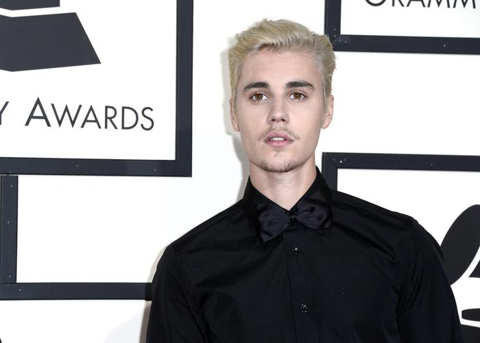 Justin Bieber cancella tour, famosa star lo difende: ecco chi