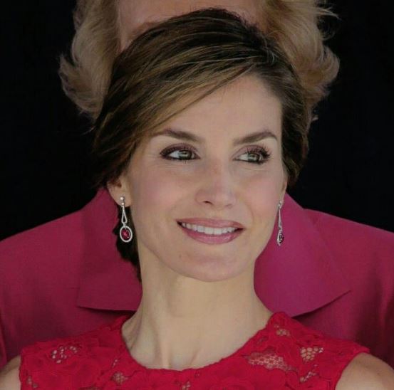 Letizia Ortiz incanta: abito rosso firmato Carolina Herrera