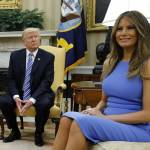 Melania Trump, abito blu aderente e tacco 12 alla Casa Bianca4