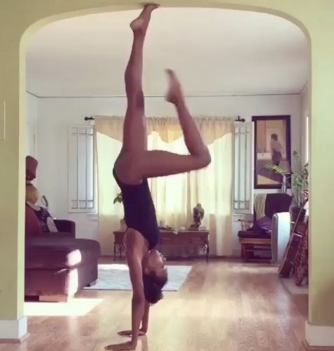 Naomi Campbell sorprende i fan con lo yoga acrobatico VIDEO