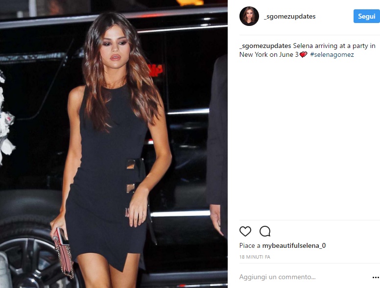 Selena Gomez sensuale: tubino corto e aderente FOTO