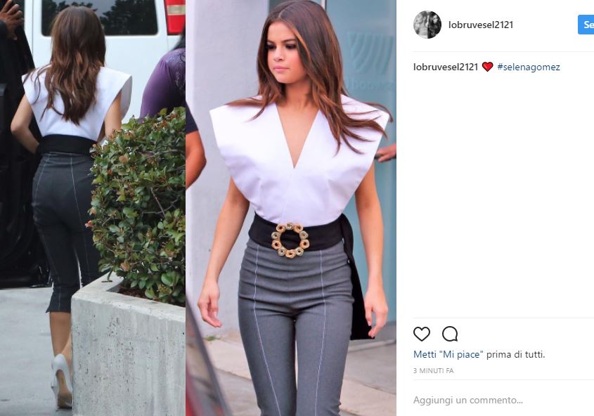 Selena Gomez scandalosa: maglia con scollatura laterale estrema