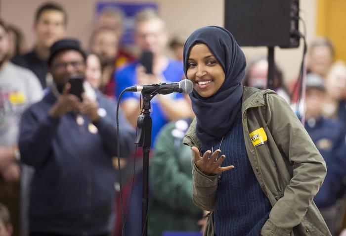 Ilhan Omar è la prima donna musulmana a indossare l'hijab al Congresso USA, ponendo fine ad un divieto secolare