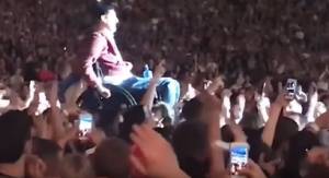 Coldplay, fan disabile portato sul palco dagli spettatori VIDEO