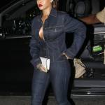 Rihanna esagerata: jeans e giubbino aderente...si vede tutto2