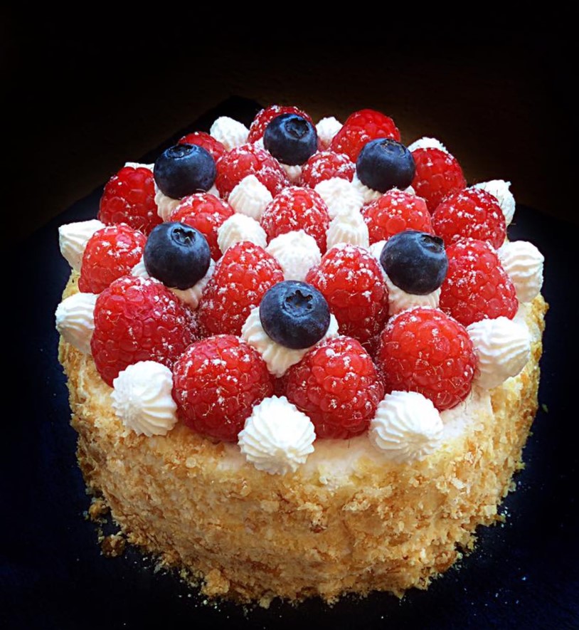 Torta Girella farcita e guarnita con frutta fresca