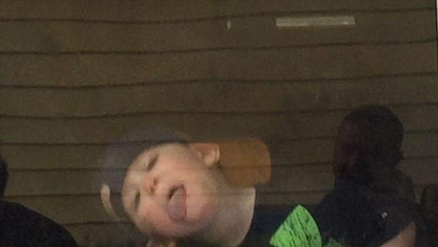 Gli chiede di pulire le finestre di casa