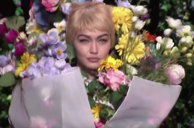 Gigi Hadid diventa top model bouquet per Moschino VIDEO