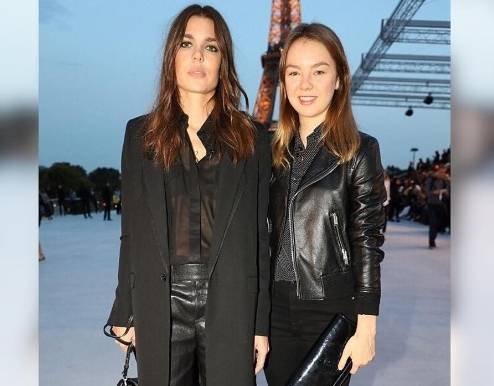 Charlotte Casiraghi: camicia vedo non vedo e shorts di pelle FOTO