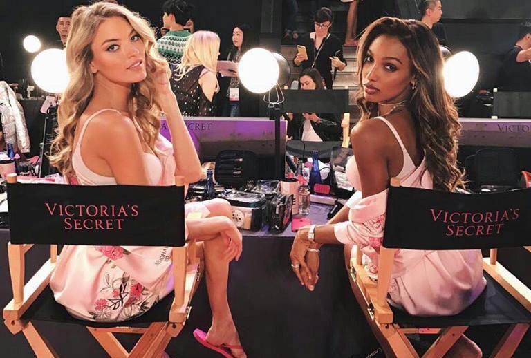 Victoria's Secret Fashion Show 2017: FOTO sfilata e backstage