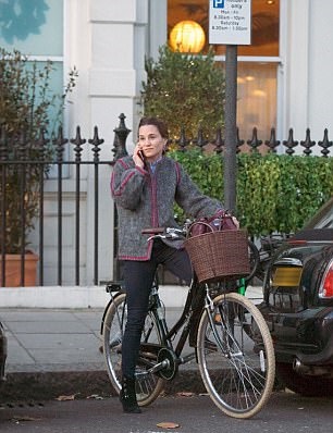 Kate Middleton, sorella Pippa casual chic: cappotto vintage FOTO