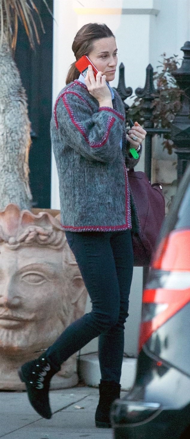 Kate Middleton, sorella Pippa casual chic: cappotto vintage FOTO