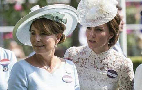 Kate Middleton, mamma Carole furiosa: "Lei e Pippa..."