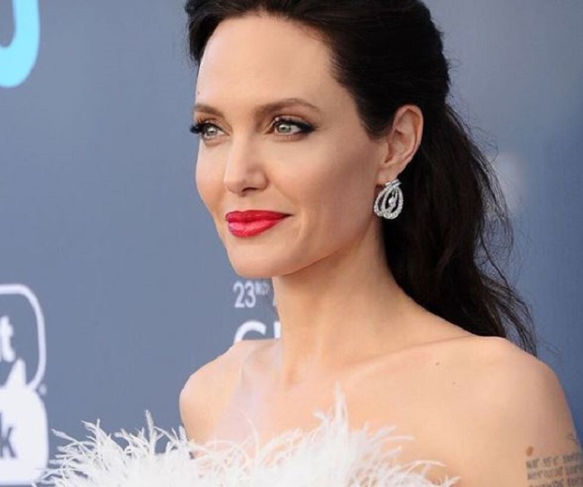 Golden Globes, Angelina Jolie vede Jennifer Aniston: la reazione VIDEO