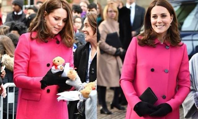 Kate Middleton e William hanno fatto visita a Coventry. La Duchessa ha sfoggiato un look chic e comodo: cappotto fucsia riciclato e accessori neri, ecco le FOTO