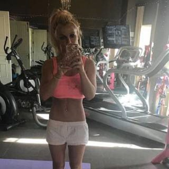 Britney Spears sempre più magra, selfie mentre fa ginnastica. Date tour già sold out