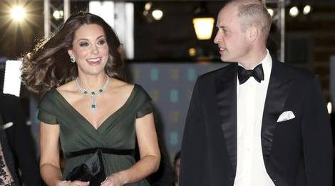 LONDRA - Kate Middleton ai Bafta: la decisione che fa infuriare le attrici. Come volevasi dimostrare, Kate Middleton ha rubato la scena a tutti sul red carpet dei Bafta, i British Academy Film Awards che hanno avuto luogo a Londra ieri 18 febbraio. Una decisione che, secondo i rumors, ha provocato l'ira delle dive di Hollwyood. Nonostante le attrici avessero infatti lanciato un "appello" alla Duchessa perché non partecipasse ai Bafta per evitare di oscurare i red carpet delle dive come è già accaduto l'anno scorso, Kate Middleton ha deciso di calcare il red carpet dell'evento. Una scelta che non è affatto piaciuta alle attrici visto che i Bafta rappresentano uno dei premi cinematografici più attesi del Regno Unito. Per l’occasione la Duchessa ha sfoggiato un abito lungo color verde scuro firmato Jenny Packham, una delle sue case di moda preferite soprattutto per i sontuosi abiti da sera. Qualche giorno fa era uscita la notizia secondo cui le attrici di Hollywood si erano opposte alla presenza della Duchessa ai BAFTA per paura che in tal caso sarebbero passate inosservate sul red carpet, proprio come già accaduto l'anno scorso quando la Duchessa ha catalizzato l'attenzione con un abito lungo con stampe a fiori dirmato Alexander McQueen. Dopotutto i BAFTA sono il premio inglese cinematografico più importante e molte attrici si preparano un anno intero per l’esclusivo evento. I Bafta di quest'anno, proprio come i Golden Globes, si sono caratterizzati da abiti di colore nero, in segno di solidarietà per il movimento di Hollywood "time's up" contro le molestie sessuali. Kate Middleton non ha potuto scegliere un abito nero a causa del protocollo reale, che prevede che i membri della royal family inglese non possano prendere posizione politica in situazioni pubbliche. Nonostante ciò il suo abito verde scuro era una chiara vicinanza alla causa, scegliendo tra l'altro accessori di colore nero.