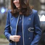 Kate Middleton sfida il freddo con il completo blu Jenny Packham FOTO