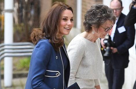 Kate Middleton sfida il freddo con il completo blu Jenny Packham FOTO