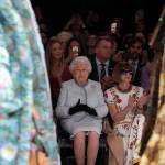 Regina Elisabetta e Anna Wintour, insieme alla sfilata di moda FOTO