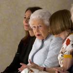 Regina Elisabetta, clamoroso errore di Anna Wintour: alla sfilata...