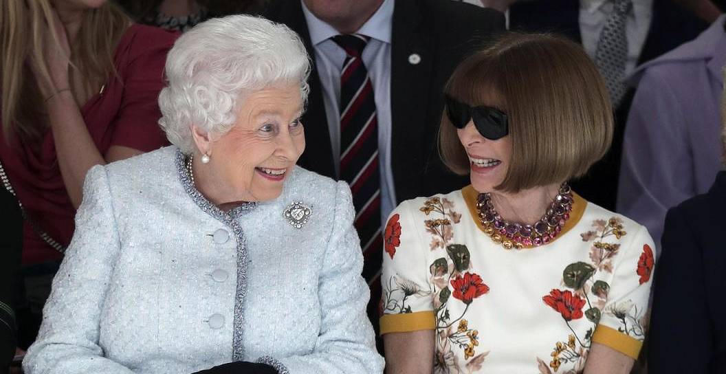 Regina Elisabetta e Anna Wintour, insieme alla sfilata di moda FOTO