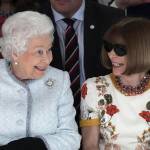 Regina Elisabetta e Anna Wintour, insieme alla sfilata di moda FOTO