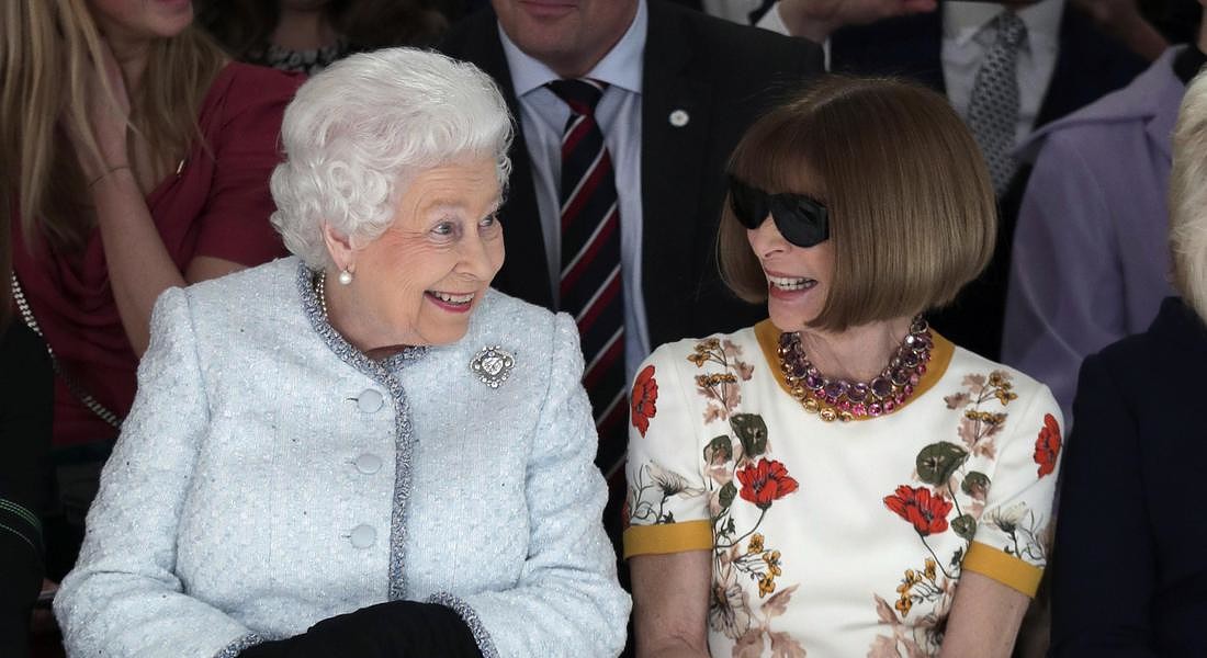 Regina Elisabetta, clamoroso errore di Anna Wintour: alla sfilata...