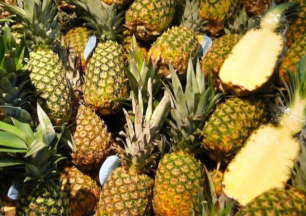 Ananas per dimagrire, spinaci per ferro? Falso: tutte le fake news sul cibo