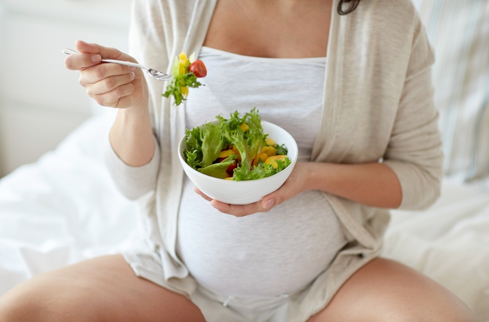Dieta vegana in gravidanza, attenzione: "rischio danni neurologici al feto"