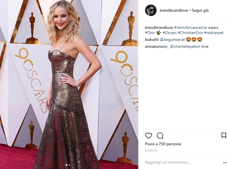 Jennifer Lawrence sensuale in abito satin Dior FOTO