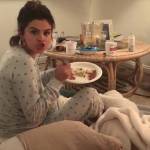 Selena Gomez col pigiamone sul divano 2
