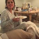Selena Gomez col pigiamone sul divano 4