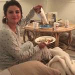 Selena Gomez col pigiamone sul divano 3