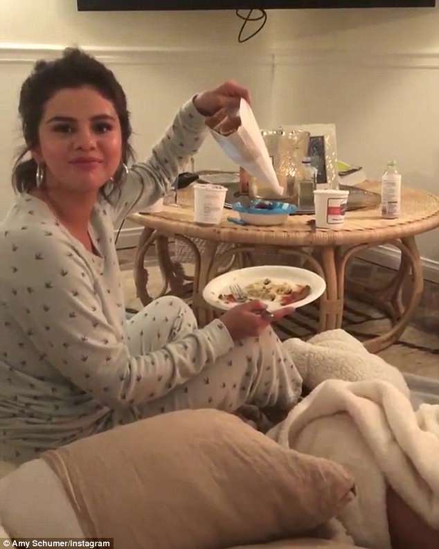 Selena Gomez col pigiamone sul divano 3