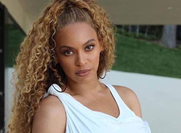 Beyoncé in bianco ai playoff dell'Nba FOTO: l'abito è di Alexander Wang