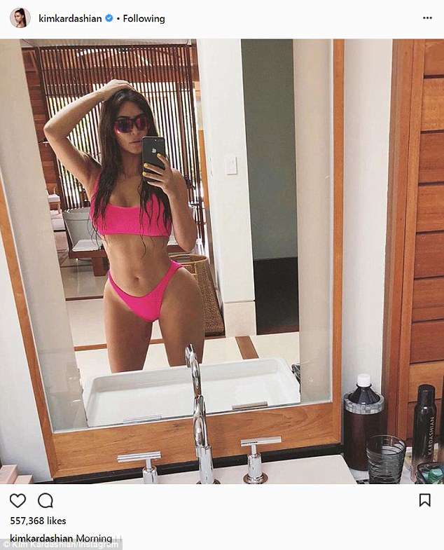 Kim Kardashian, nuvo selfie davanti allo specchio in bikini