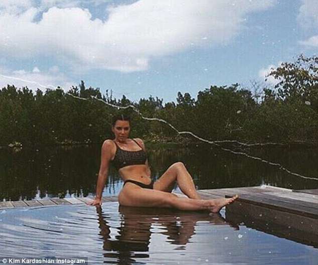 Kim Kardashian e la sorella Kourtney ai Caraibi sfoggiano bikini e perizoma uguale