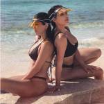 Kim Kardashian e la sorella Kourtney ai Caraibi sfoggiano bikini e perizoma uguale 6