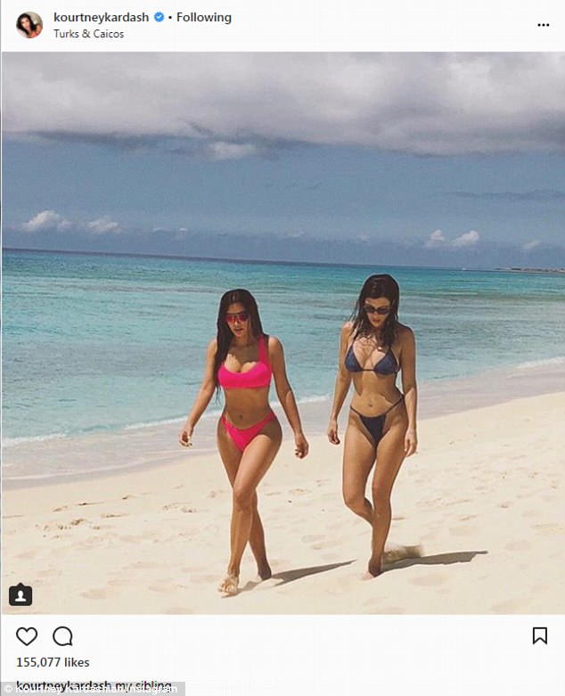 Kim Kardashian e la sorella Kourtney ai Caraibi sfoggiano bikini e perizoma uguale 5