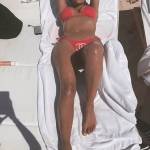 Kim Kardashian e la sorella Kourtney ai Caraibi sfoggiano bikini e perizoma uguale 4